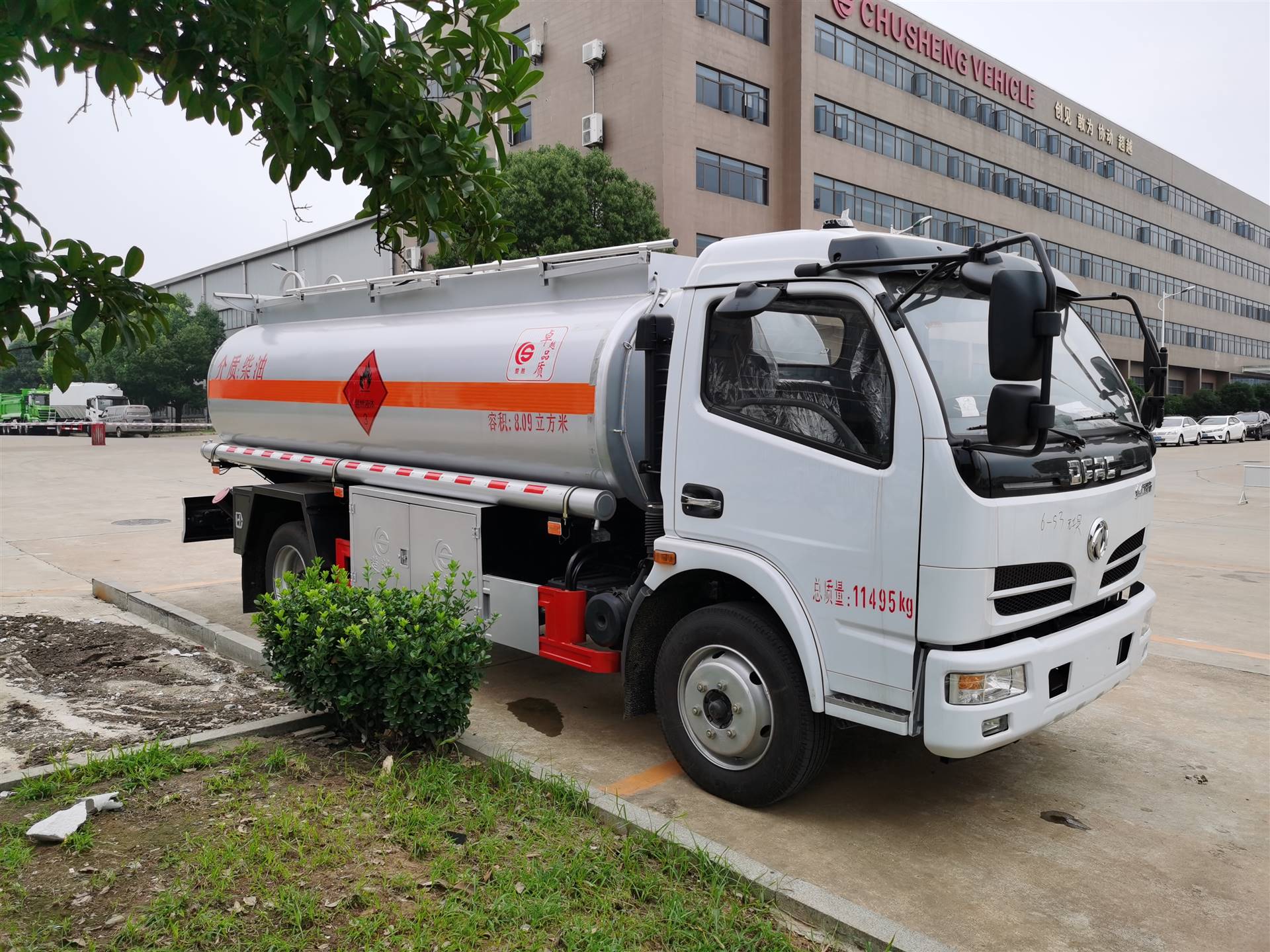 东风多利卡5吨8吨油罐车29 湖北楚胜危险品专用运油车