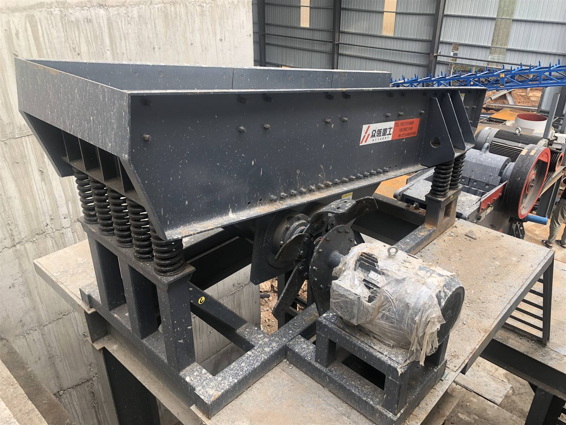 激振器箱体,料槽,筛条,缓冲弹簧,传动联轴器,齿轮箱,变频器 电机,耐磨