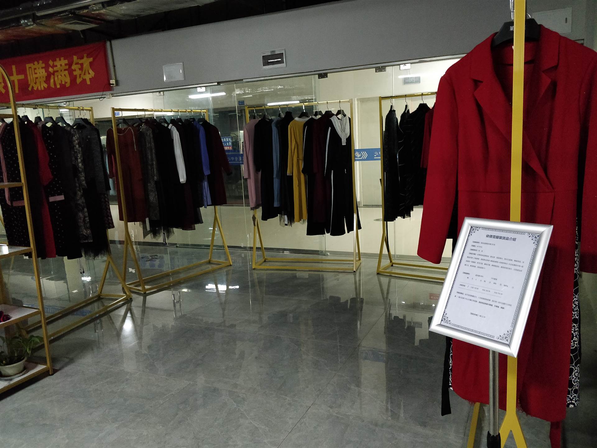 服装批发去哪里找厂家电话