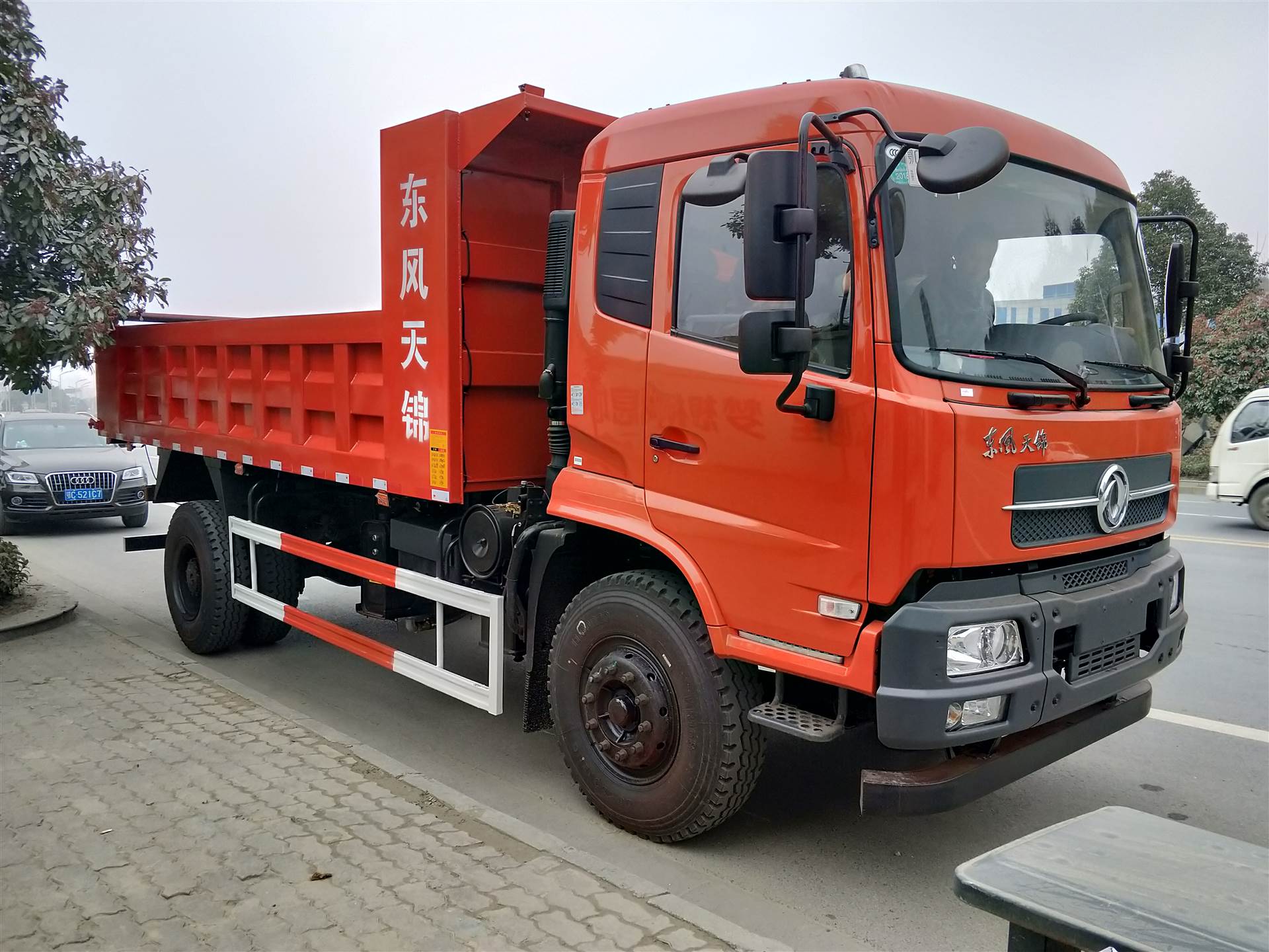 20款东风天锦240单桥翻斗货车销售