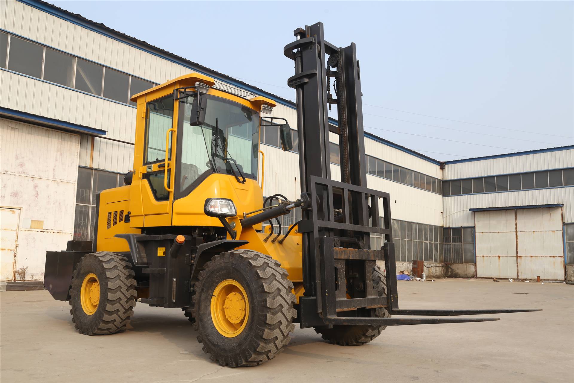 奥德越野叉车多功能卸货车四驱越野叉车装载式叉车