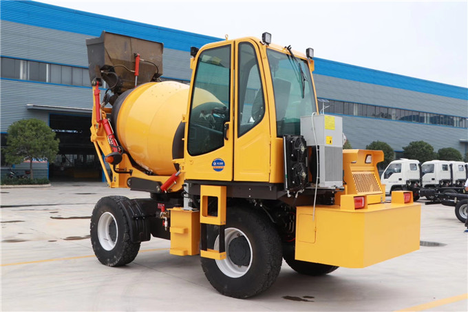 新款自上料搅拌车卸料上料一车多用