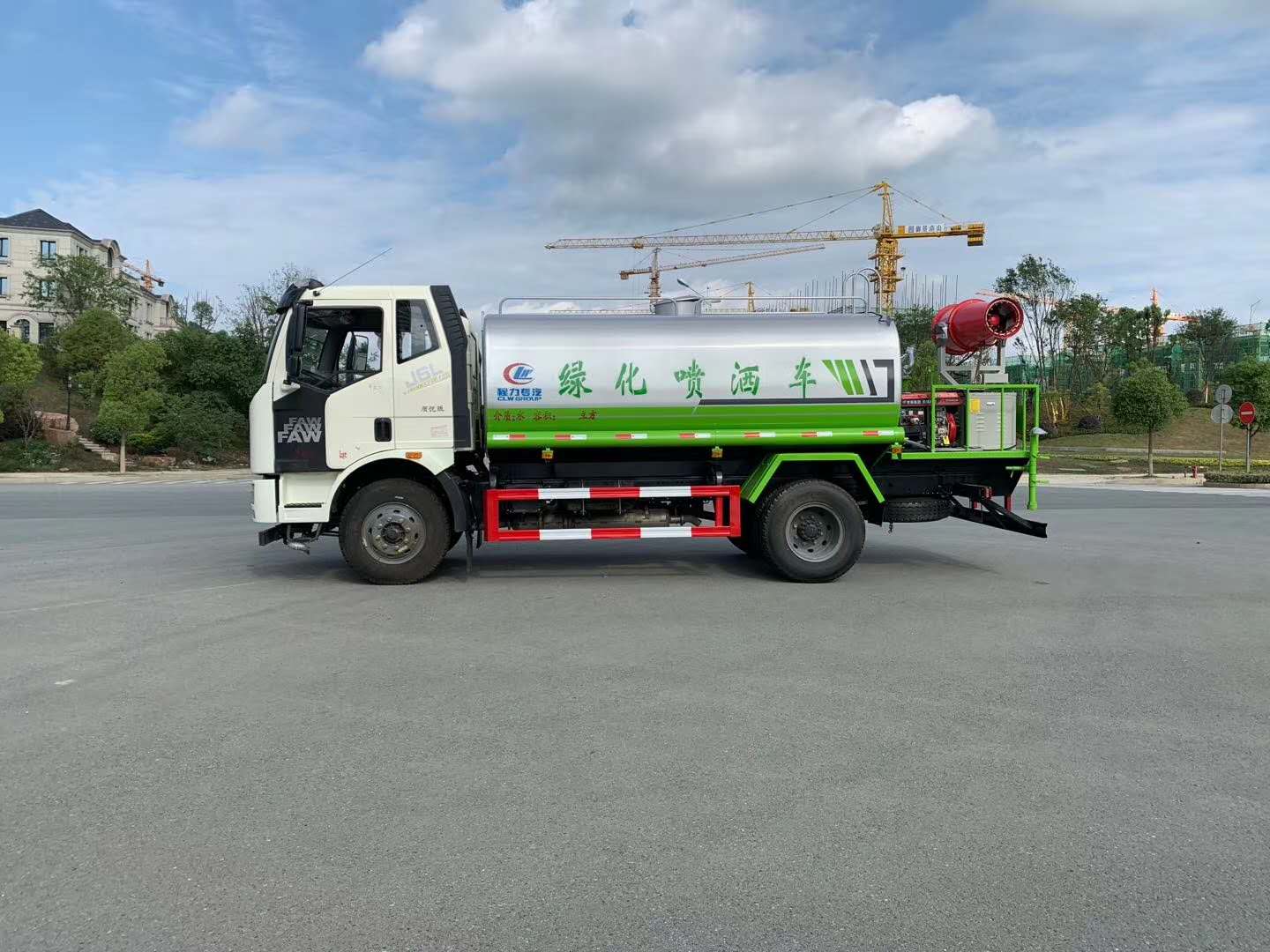 解放12方4米轴距带雾炮洒水车 厂家直销 包送包上户 售后无忧