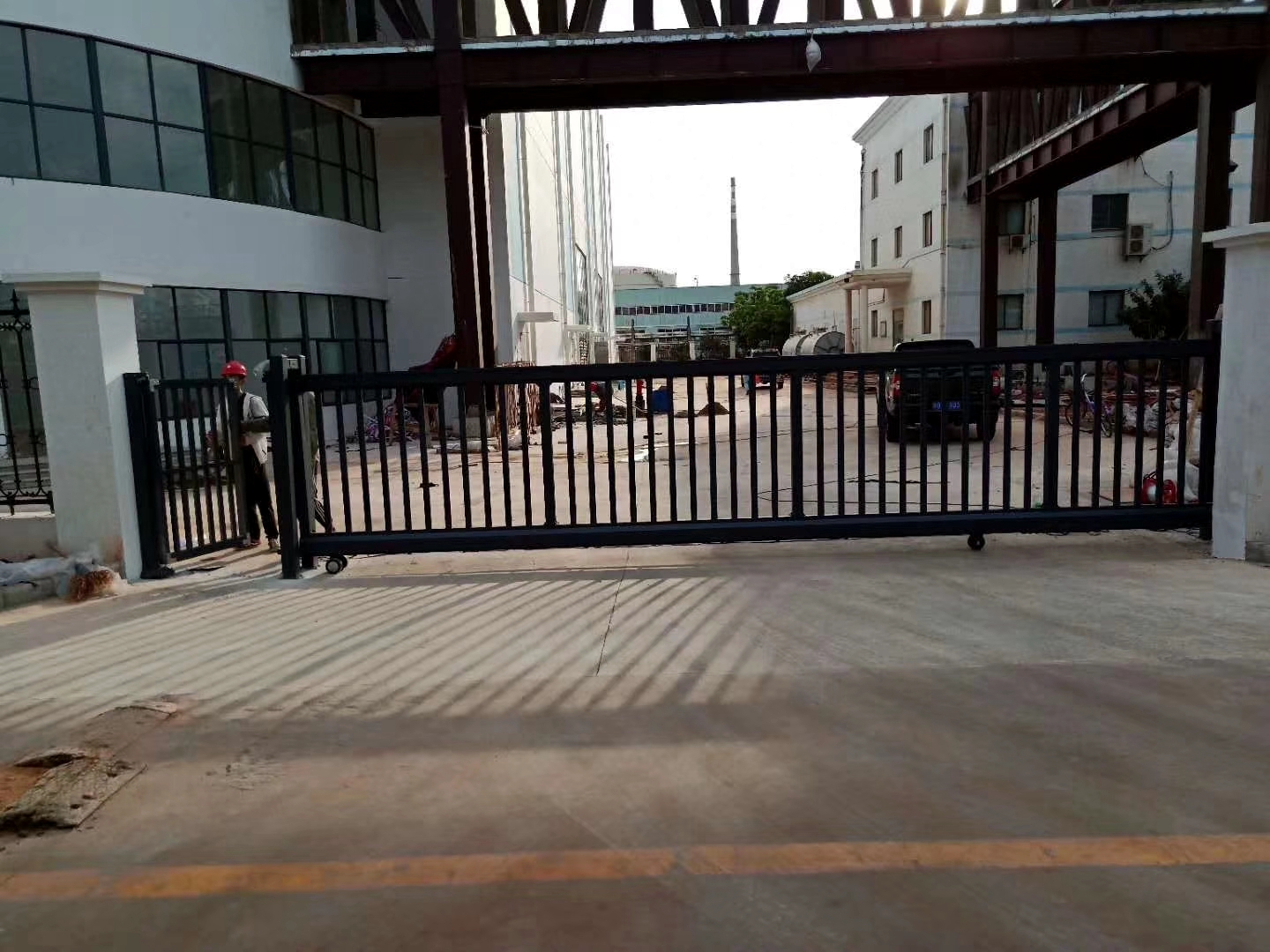 安装自动伸缩门推拉门分段门蓝牙车牌识别系统大门