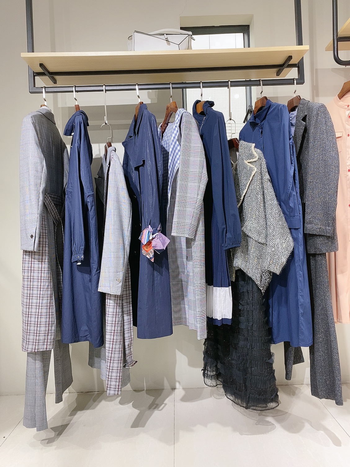 深圳轻奢高定女装货源批发 轻奢高级定制女装 品牌折扣女装货源