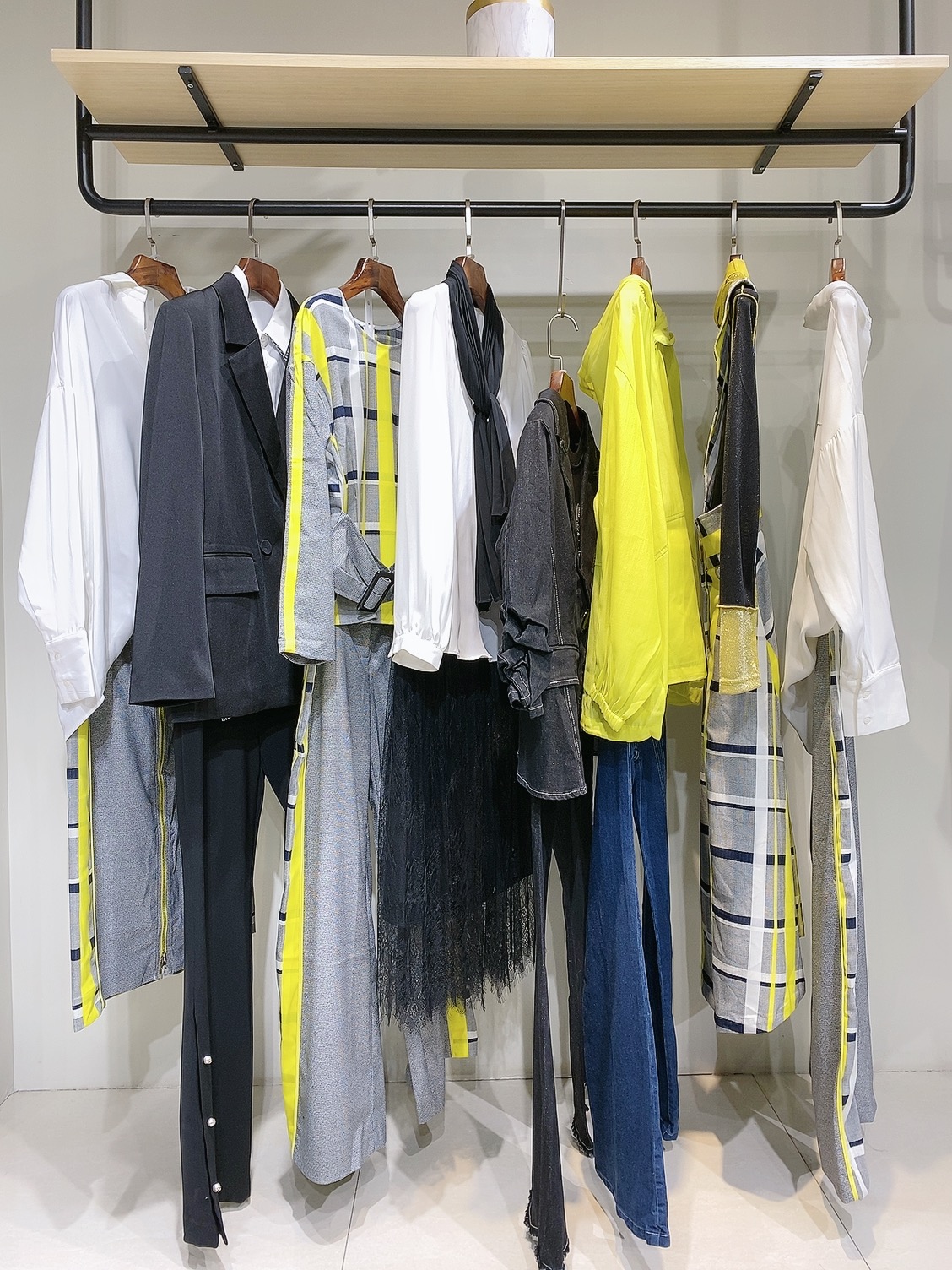 深圳轻奢高定女装货源批发 轻奢高级定制女装 品牌折扣女装货源