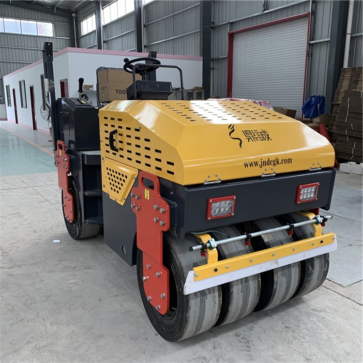 大激振力压槽机草坪辊压机草坪震动压实机座驾式碾压机