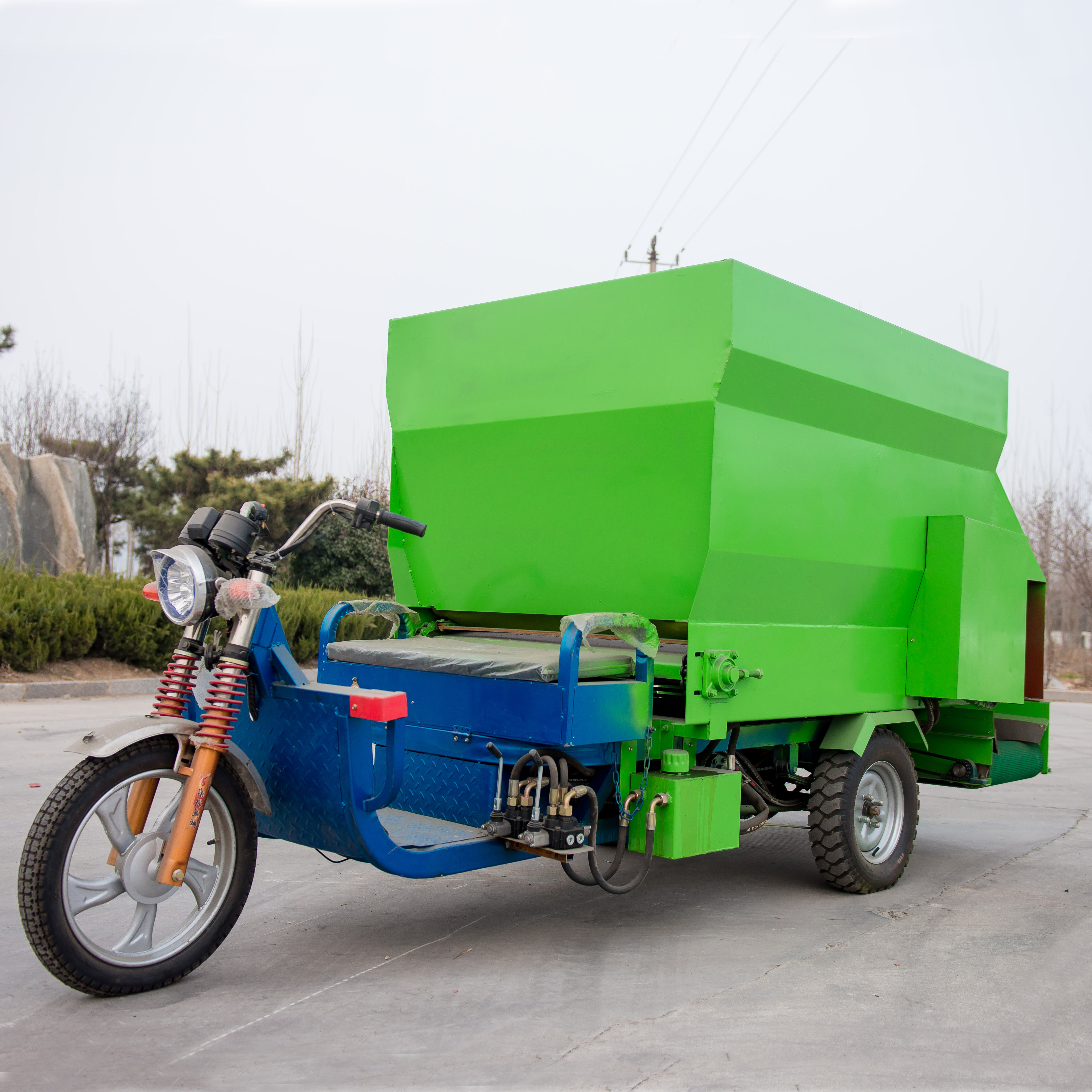 牛场养殖饲草撒料车报价饲草双向撒料车柴油动力投料机视频