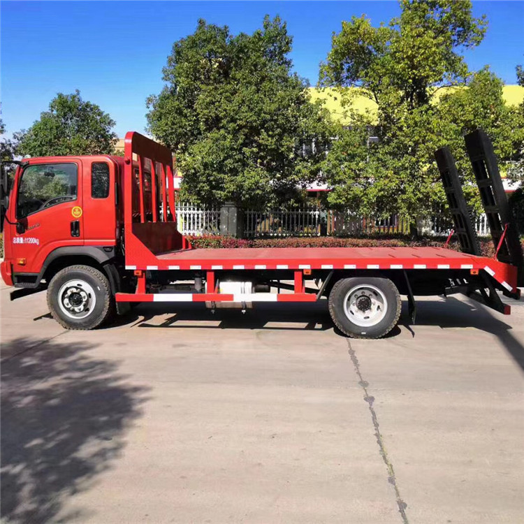 大运单桥平板车底板横梁采用100*100*5mm方管,底板采