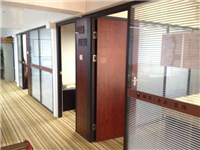 深圳办公室玻璃隔断墙装修效果图 