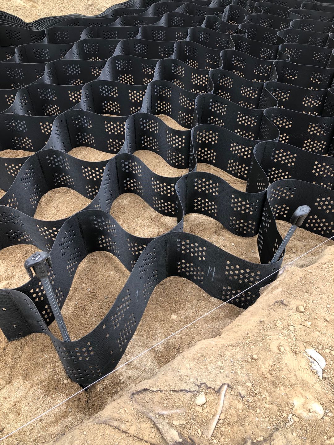 黄石格室边坡防护打孔土工格室