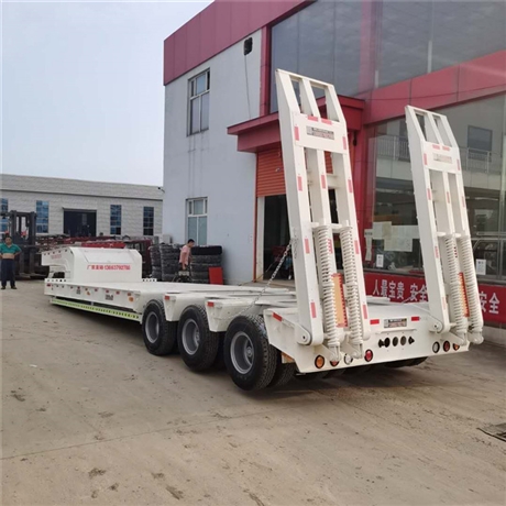  四线八轴低平板拖板车 32只钢丝胎承载量强