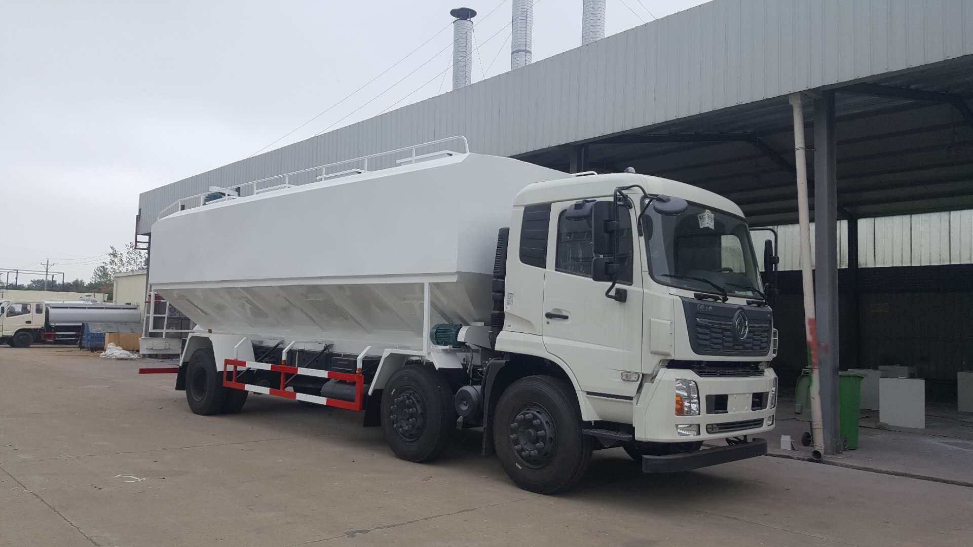 东风天锦小型饲料散装车厂家