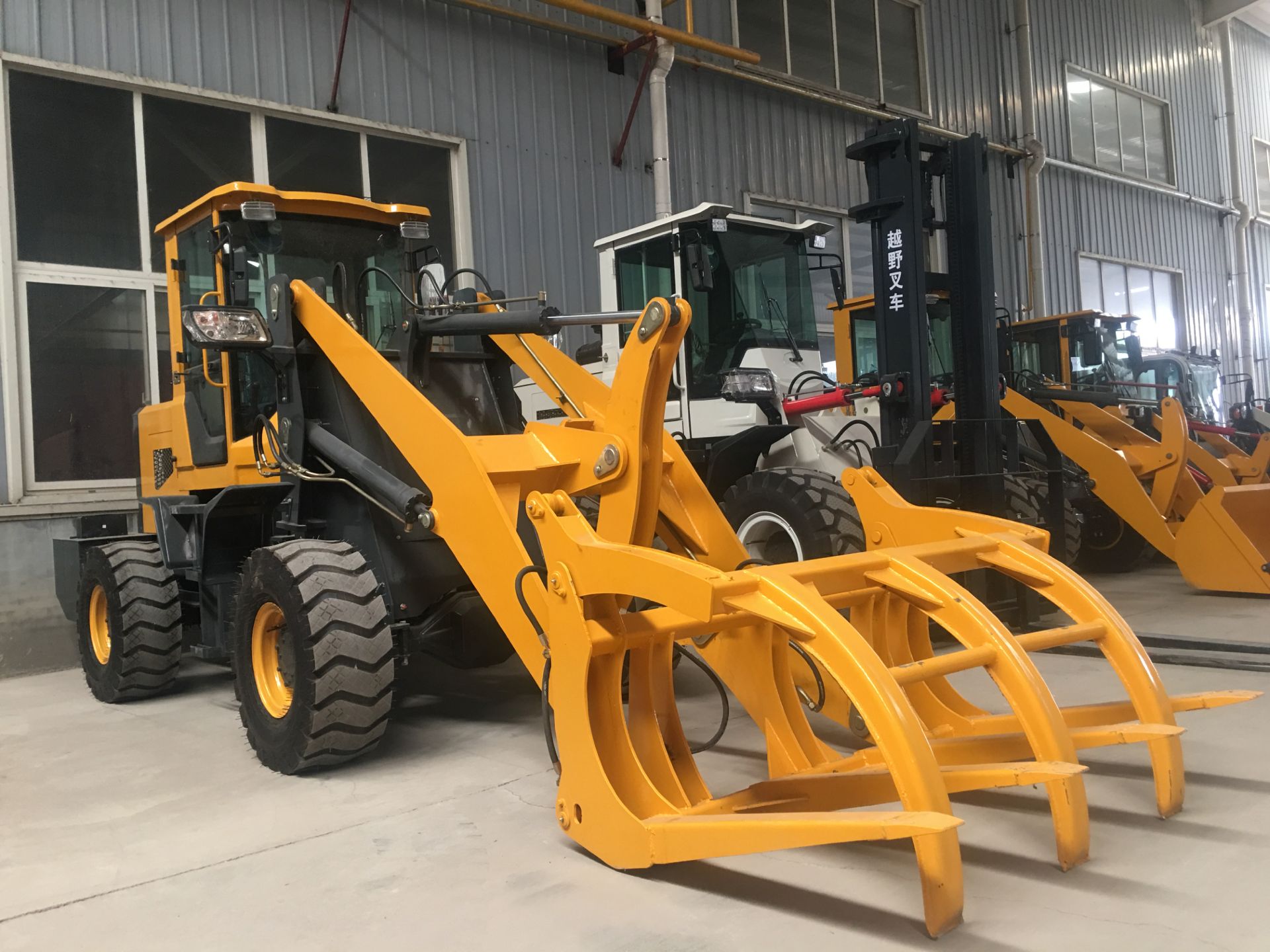 转运木材抓木机抓棉花机 多用途小铲车1