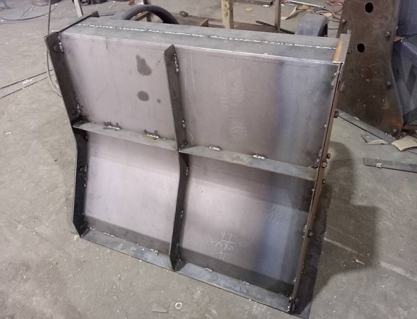 规格齐全;隔离墩模具大部分的情况下选用铁板的焊接而成,隔离墩模哌