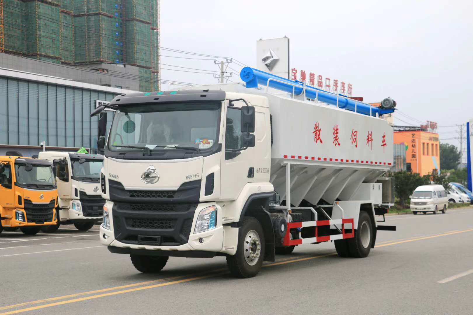 牧场专用饲料运输车 20方饲料运输车 10吨饲料车厂家