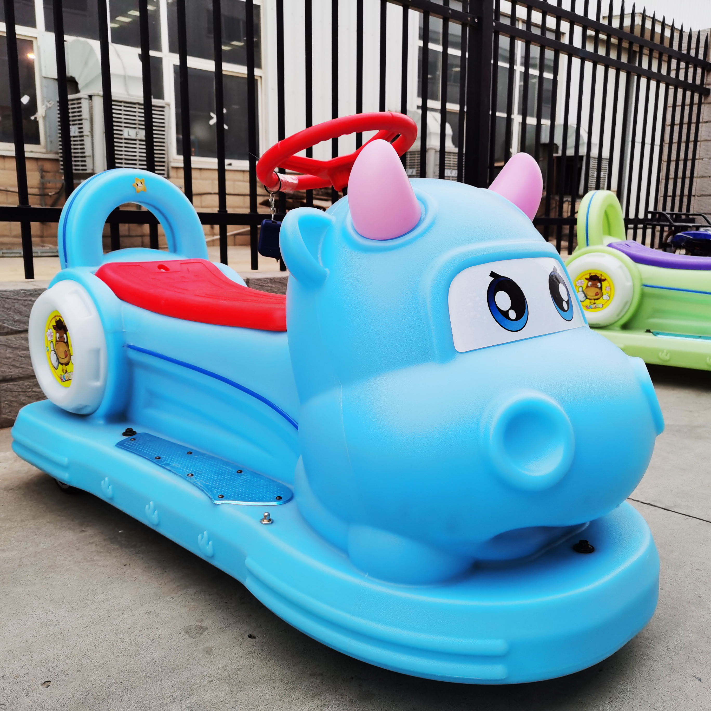 广场新款儿童游乐设备电动双人大型玩具车发光小牛亲子碰碰