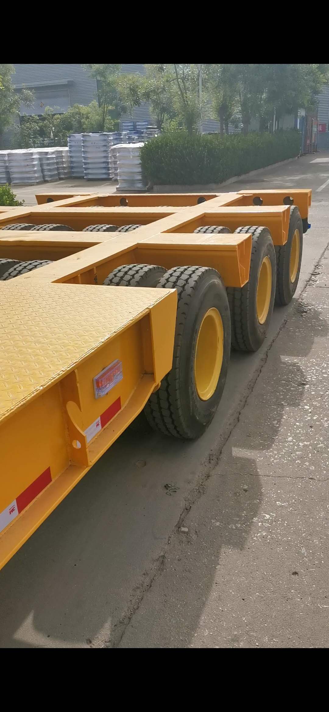 13米三线六轴低平板半挂 厂家直销