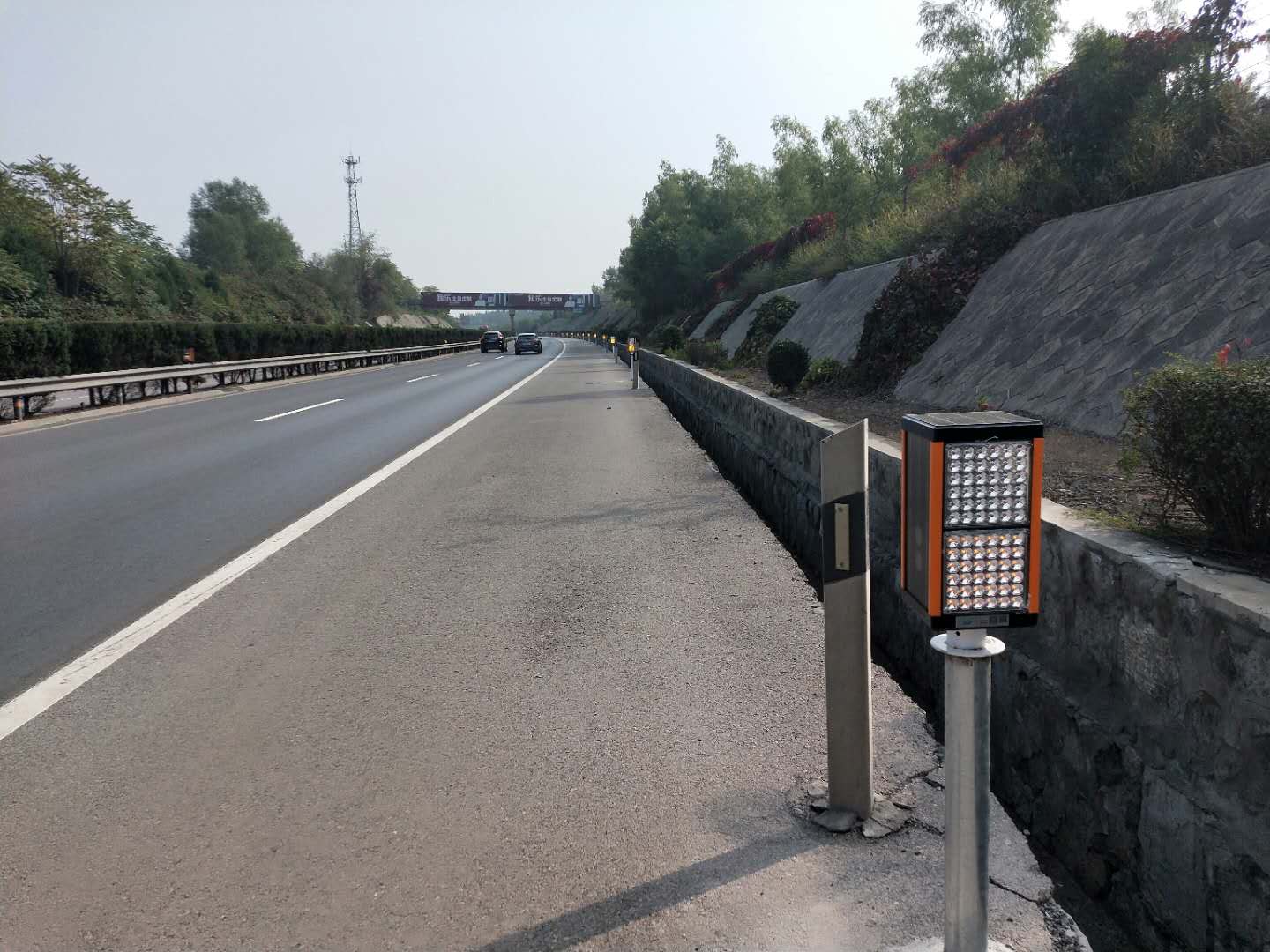 简称安全诱导雾灯,主要安装在多雨多雾的高速公路两边,具有同步闪烁