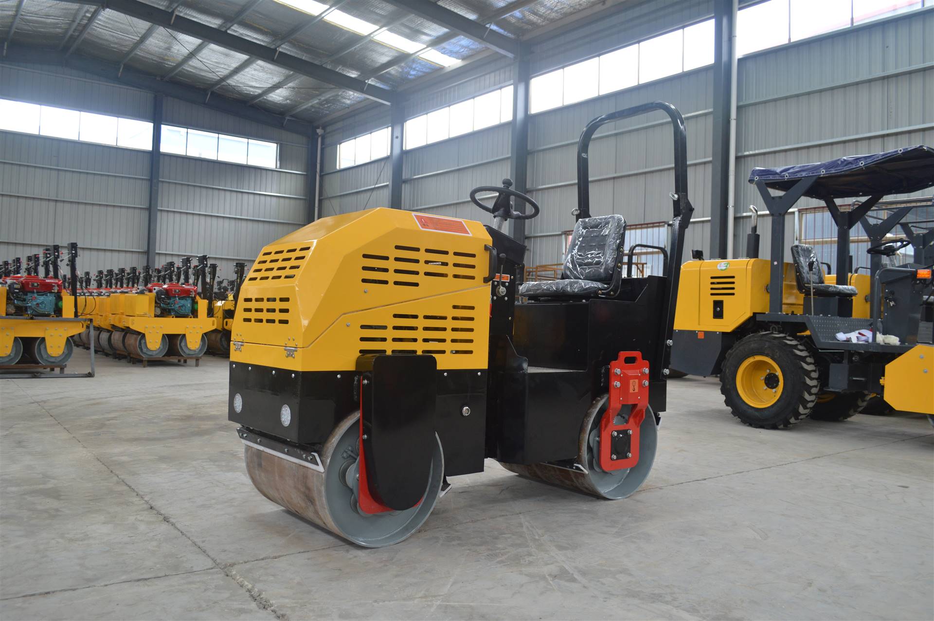 小型1吨压路机草坪压实机1吨座驾式压路机