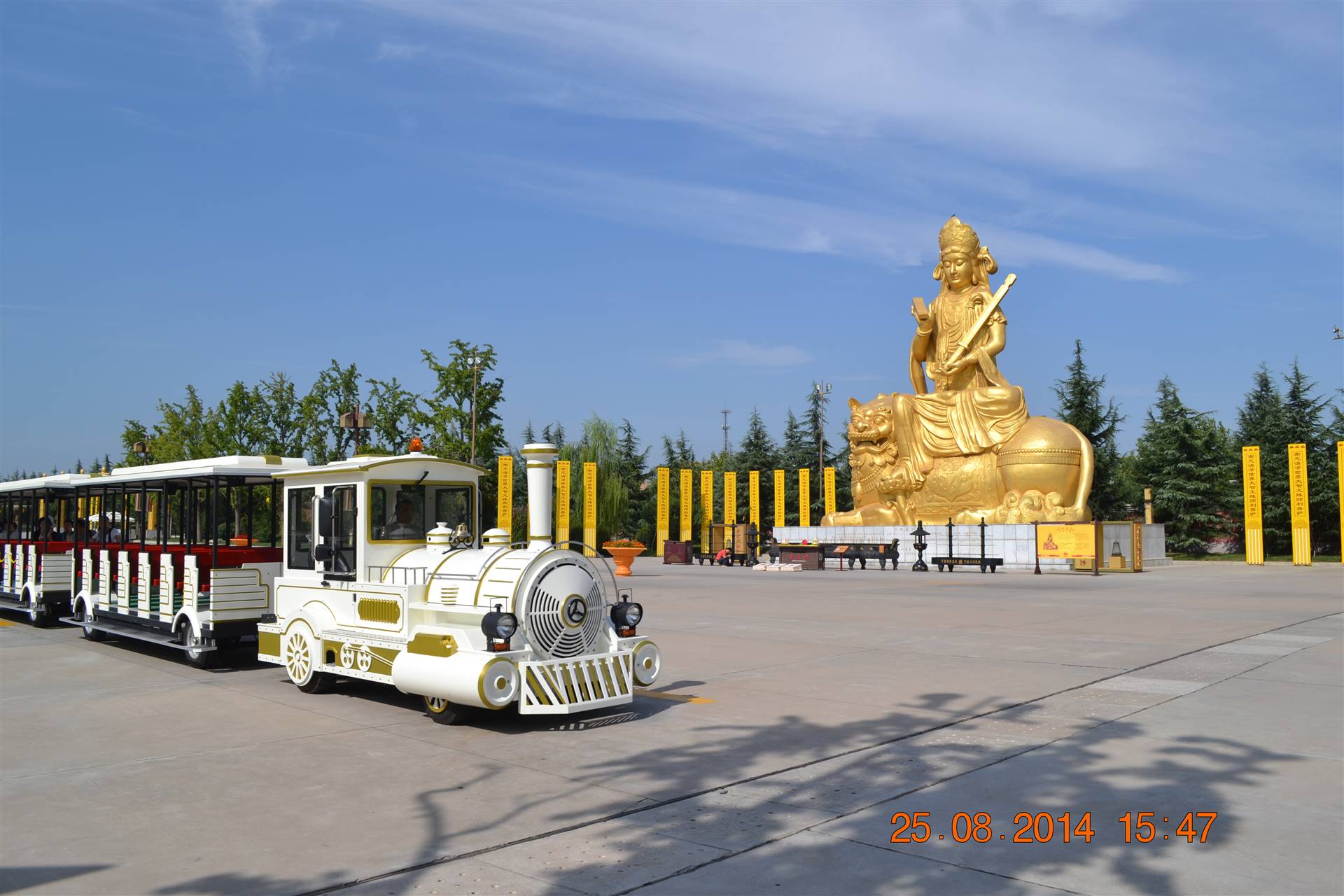 旅游观光小火车厂家 旅游小火车规划设计方案  景区电动火车