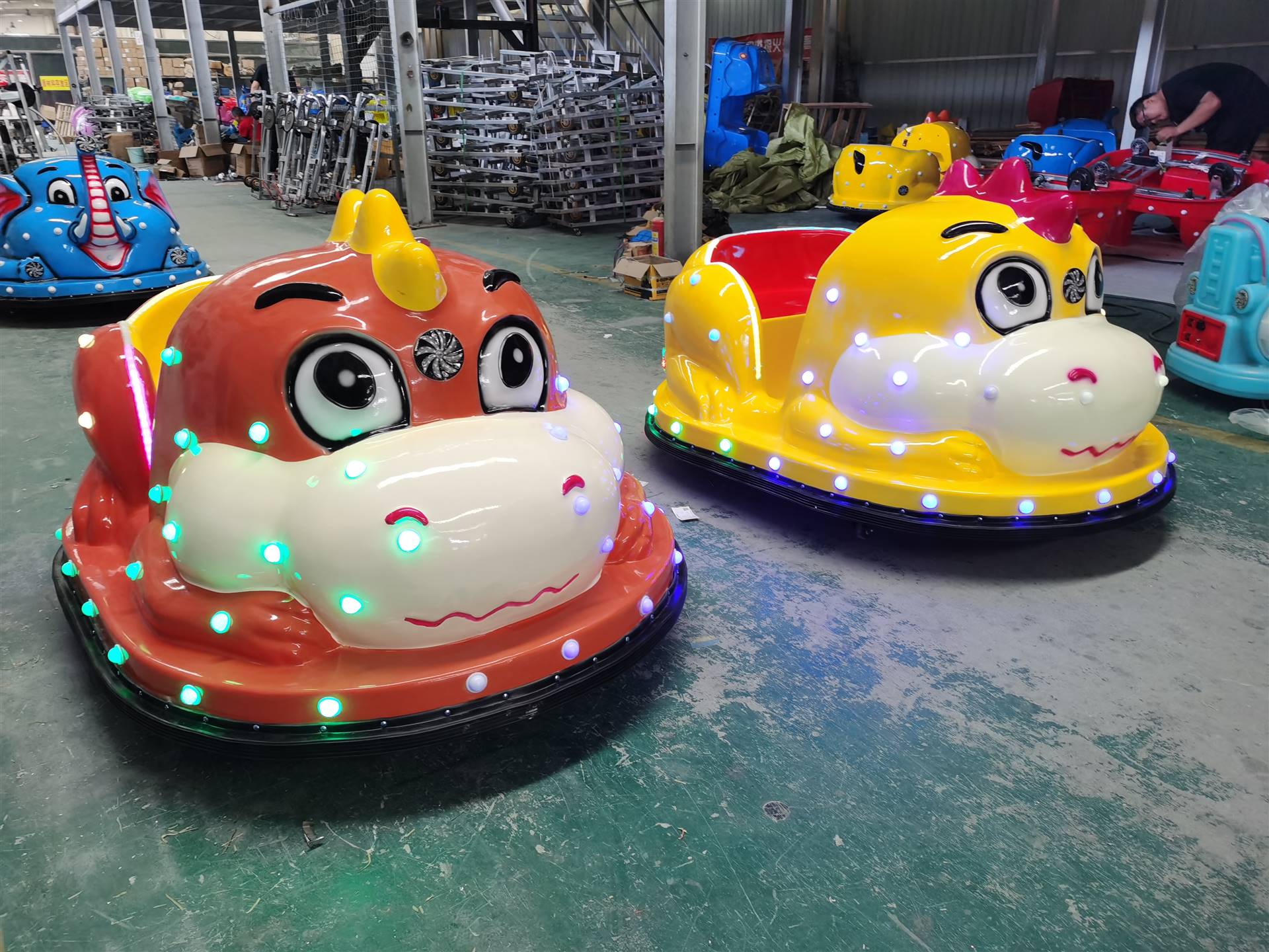 广场碰碰车儿童玩具游乐场大型设备发光电动摆摊电瓶车