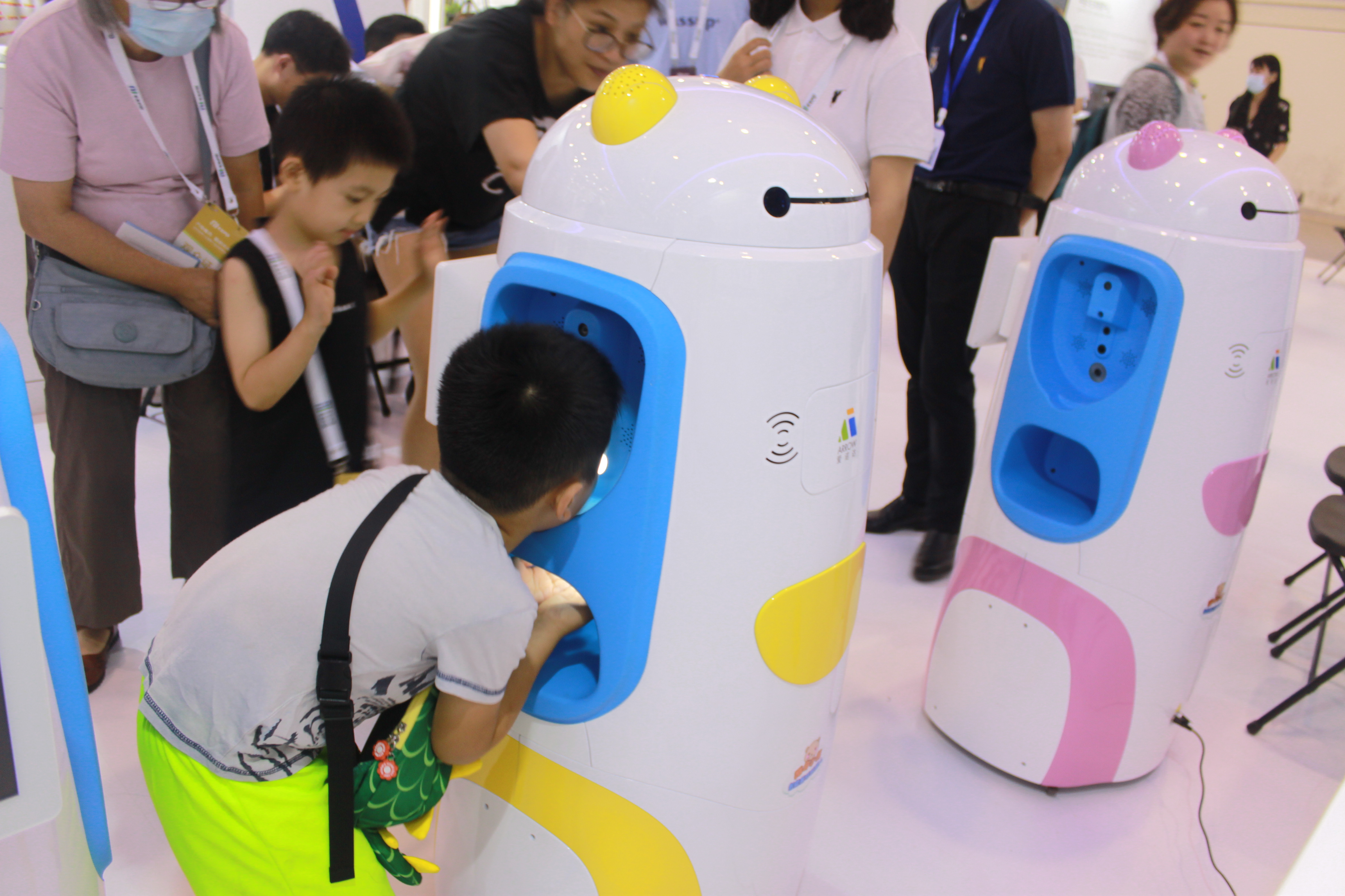 儿童智能晨检机器人 3秒检测2名儿童 非接触设计 晨检考勤一体机