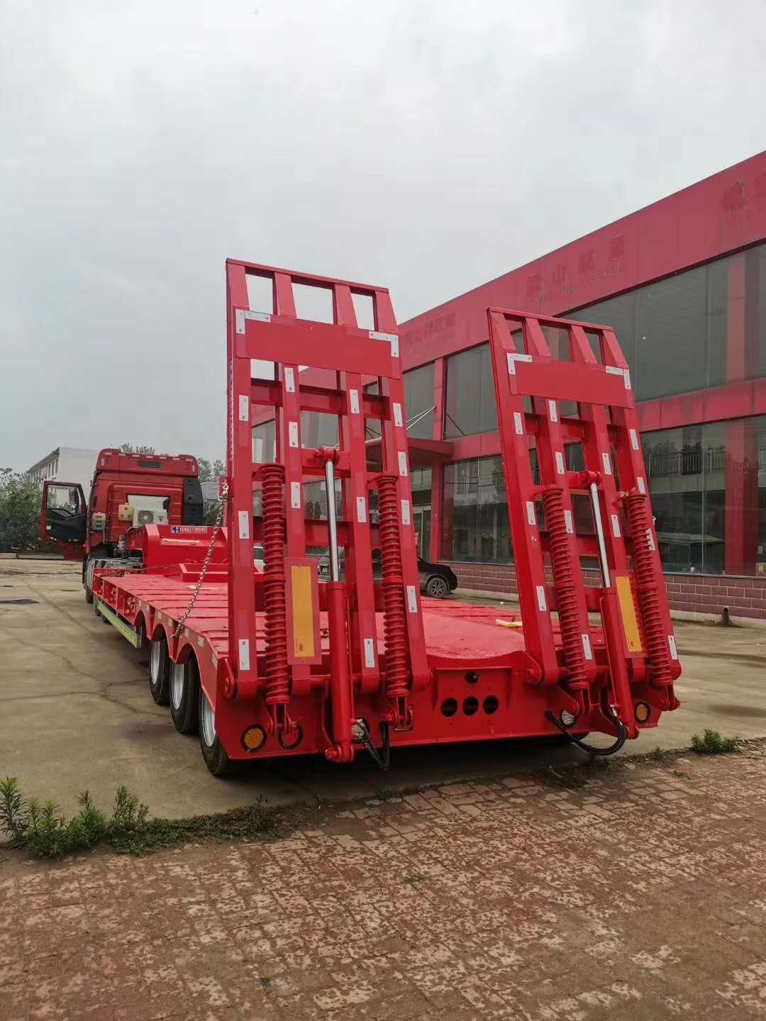 13米三线六轴低平板半挂车 厂家直销