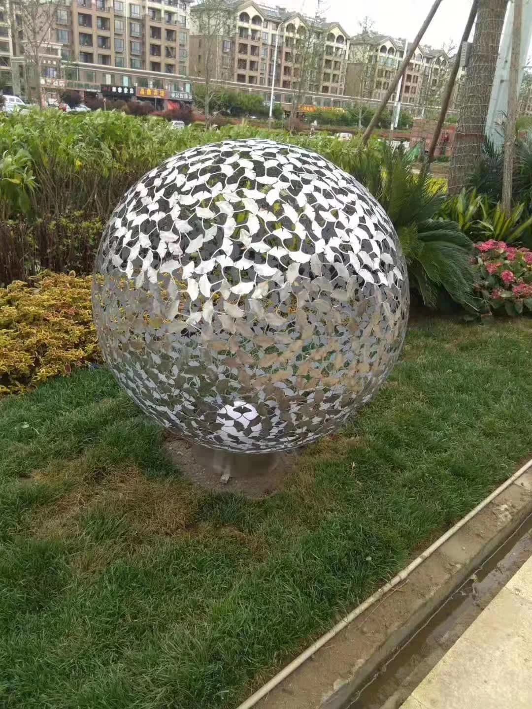 不锈钢枫叶镂空球景观雕塑