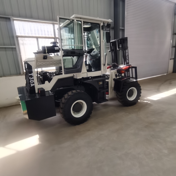 3吨内燃式四驱越野叉车多功能叉头越野叉车