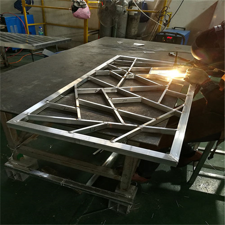 仿古中式铝窗花 木纹铝花格发展这么快