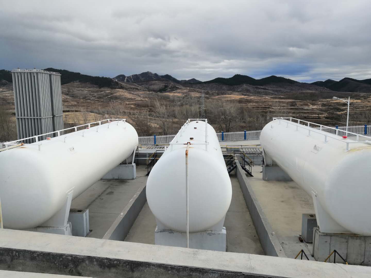 ①立式储罐:100m3的小型立式lng储罐作为汽车注气设备.