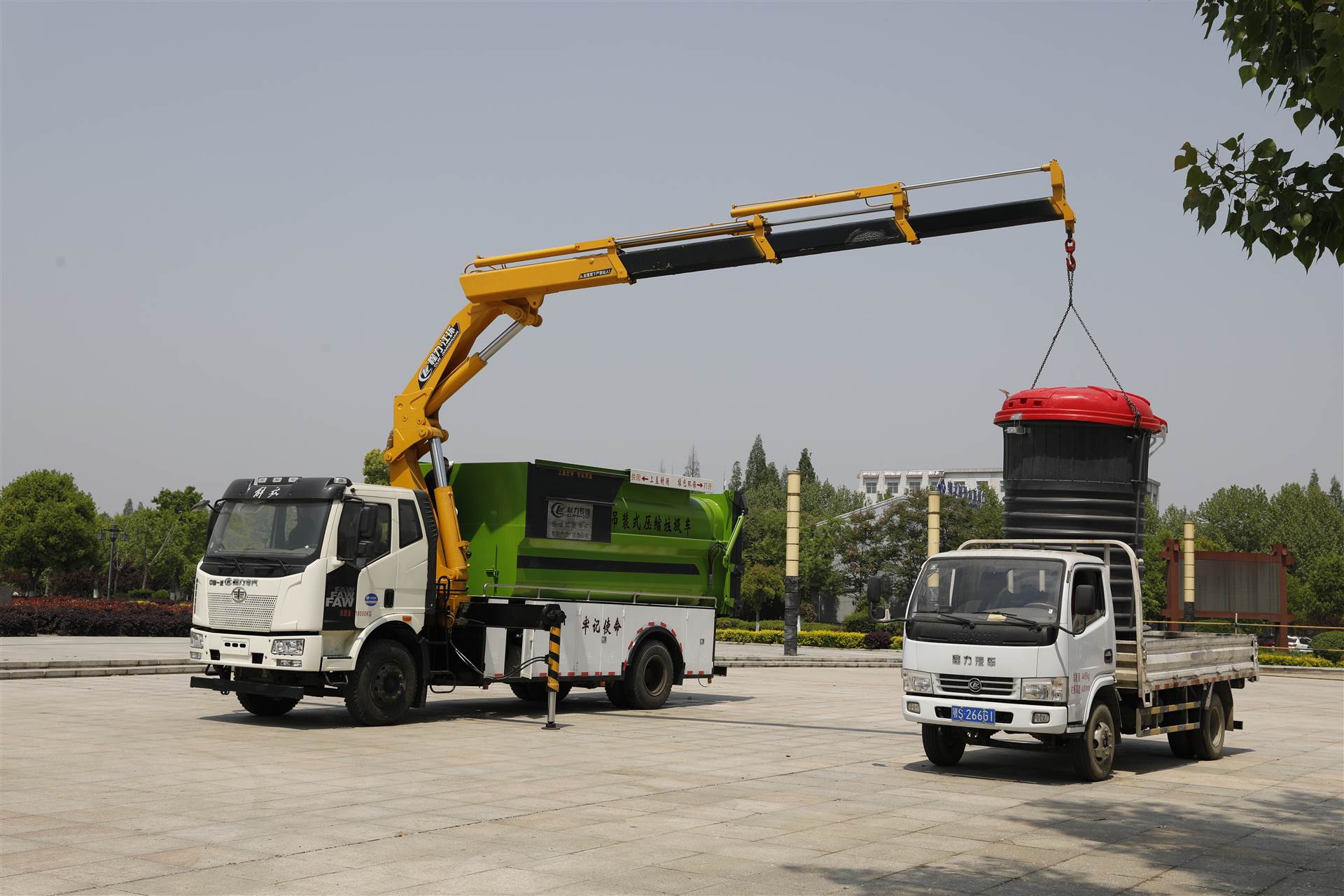 国六吊装式垃圾车助力城乡环保