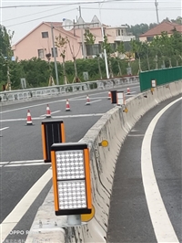 高速公路雾区诱导智能太阳能灯