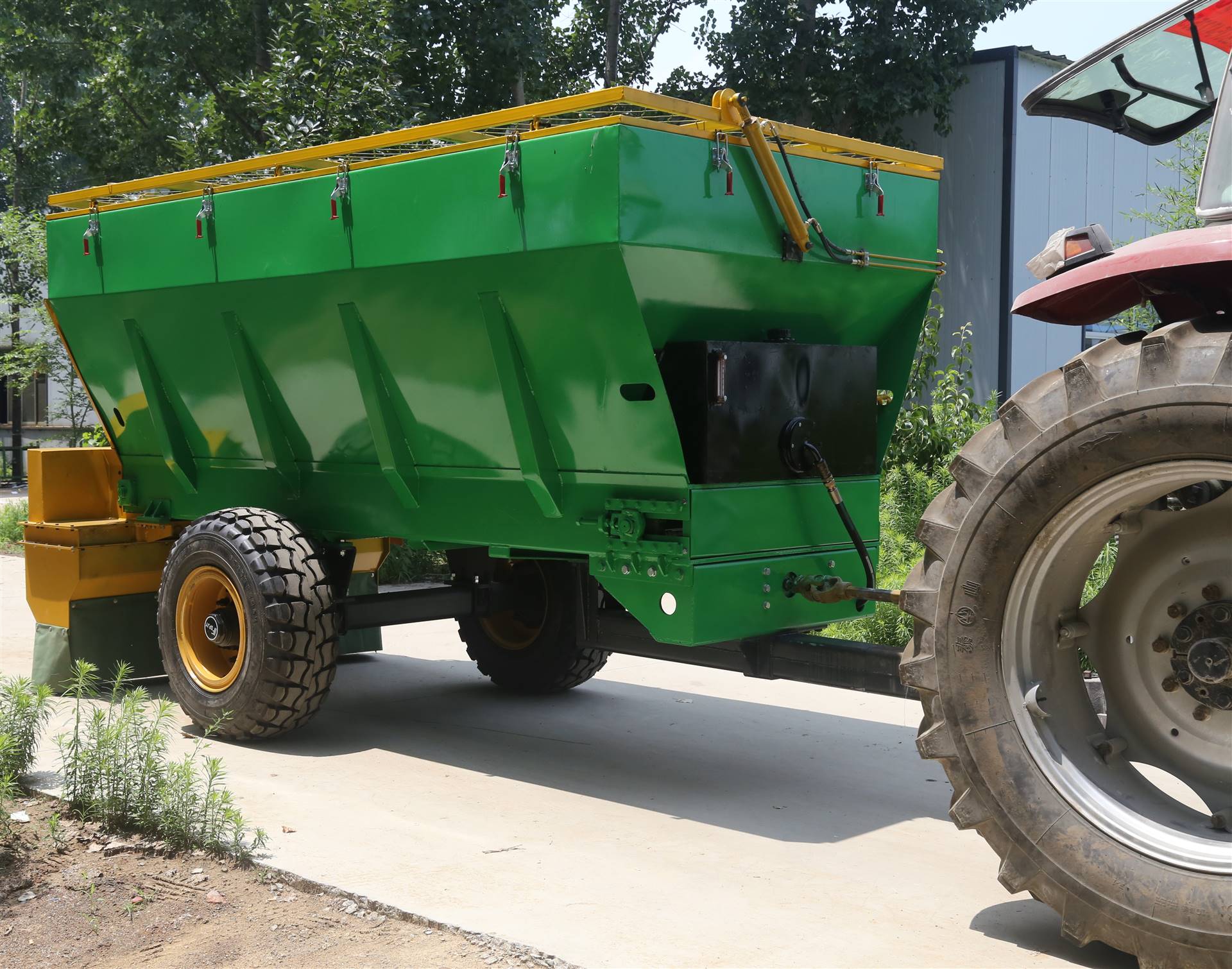 水泥灰块料粉料撒布机 布料撒灰车 牵引式撒灰机奥德直销