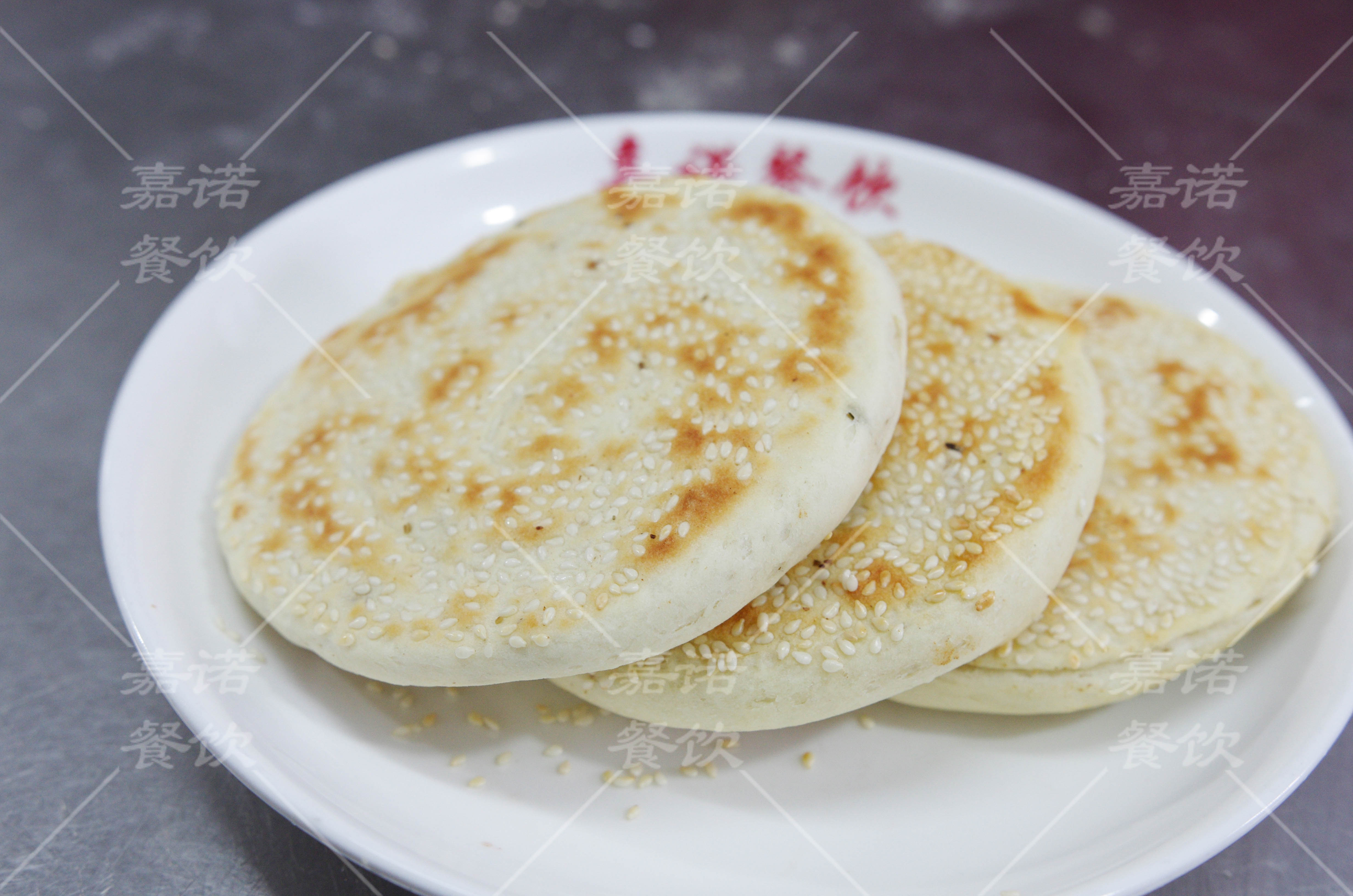 北京芝麻饼千层饼的制作过程