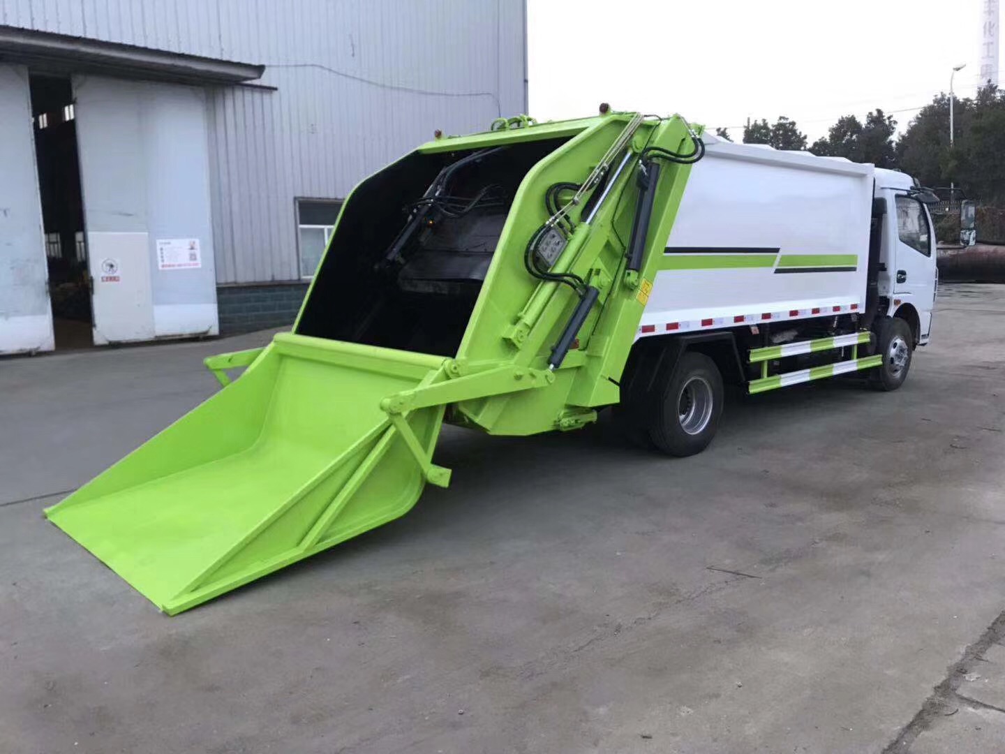 6方压缩垃圾车热卖