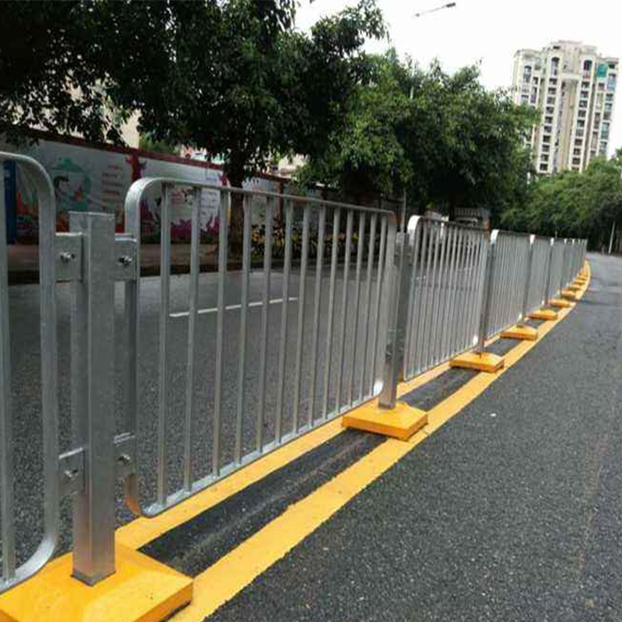 道路乙型护栏珠海公路黑色护栏江门市政烤漆隔离栏生产安装