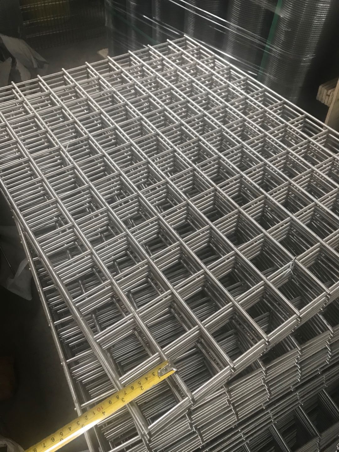 我公司是一家生产不锈钢电焊网和不锈钢网片的厂家,201/304/316材质