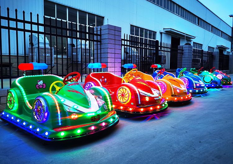 新款广场小汽车儿童电动碰碰车双人亲子发光大型游乐车