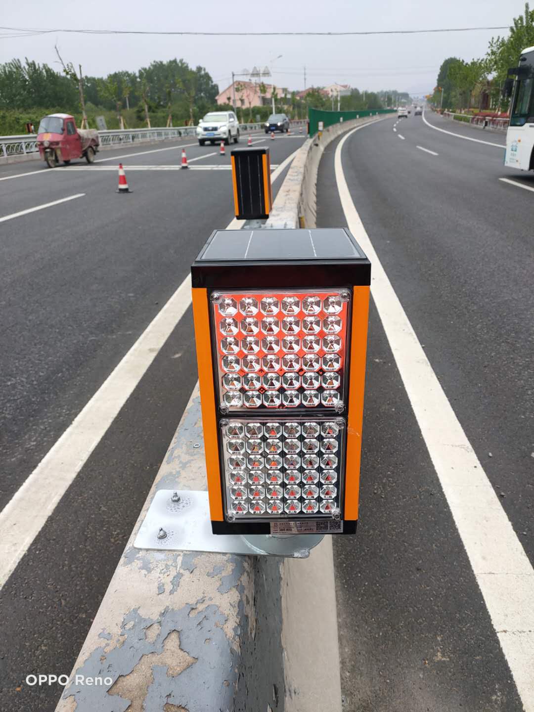 太阳能安全智能诱导灯