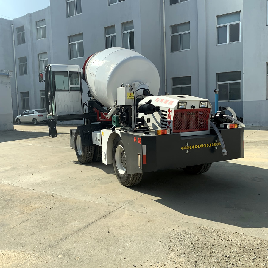 5方1.5方自上料搅拌车鲁樽重工行走式自上料平口搅拌机