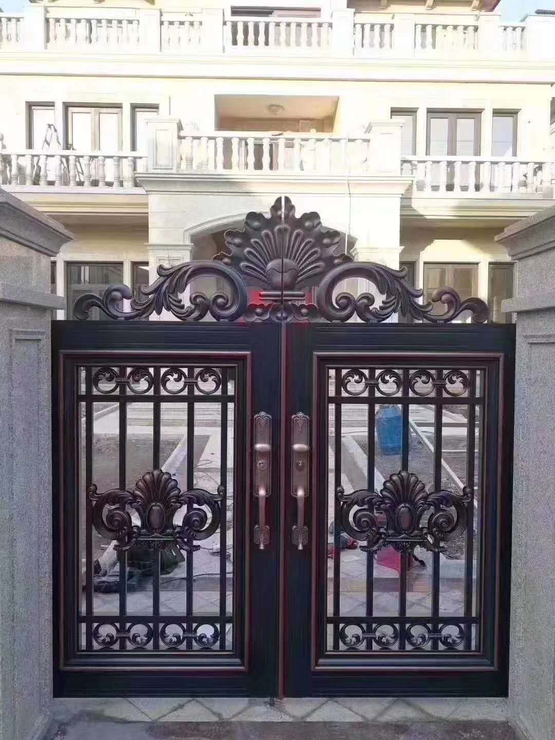 铝艺大门,就是用铝型材及铝挤压制品的一种延伸产品加工而成的门.