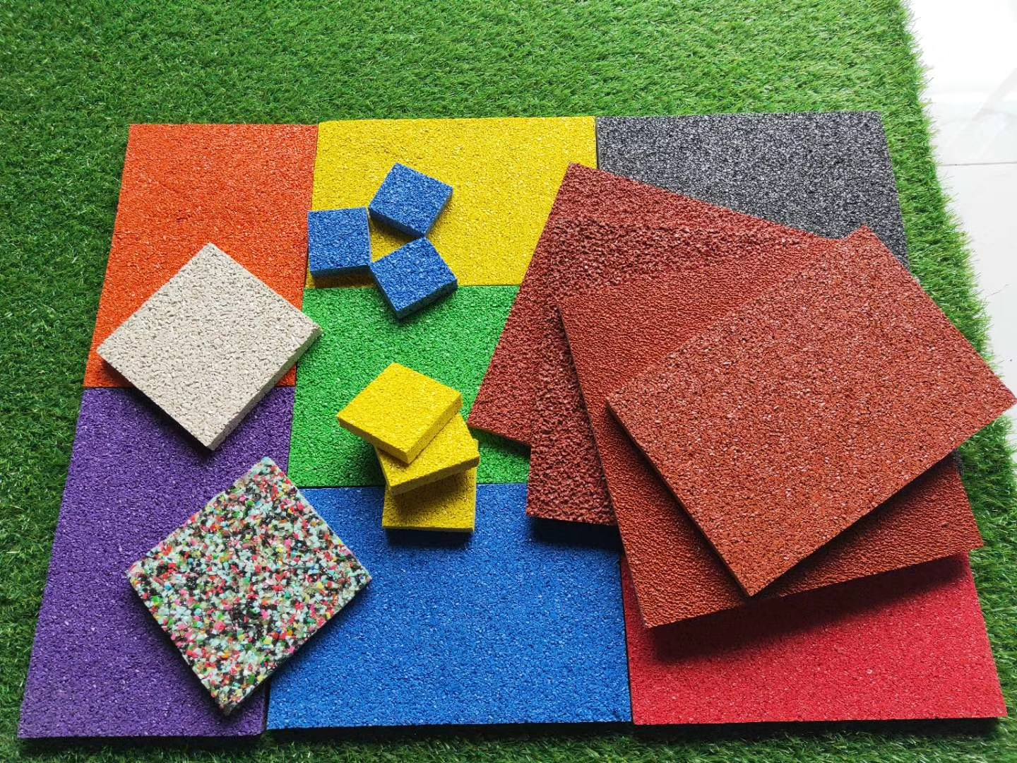 西藏塑胶跑道全塑型橡胶跑道体育馆13mm塑胶设计