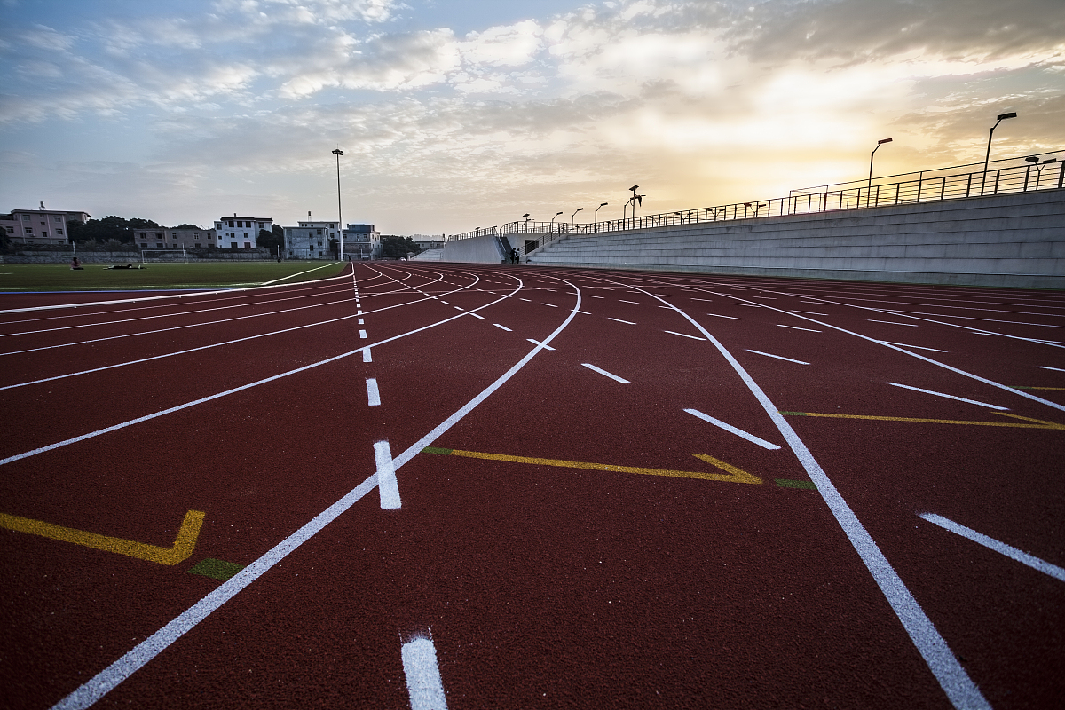 重庆塑胶跑道幼儿园橡胶跑道体育馆15mm塑胶公司