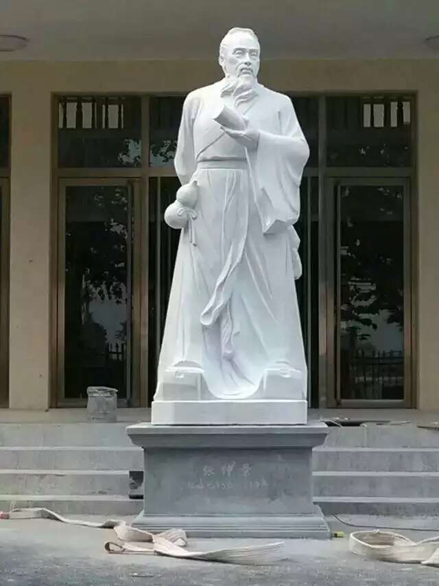 户外名医张仲景石雕