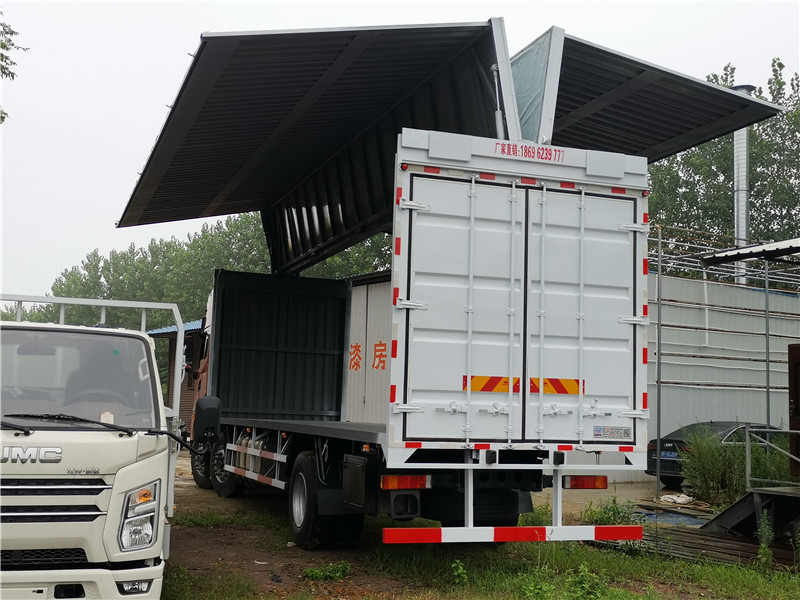 飞翼车定载15吨厢长9.6米