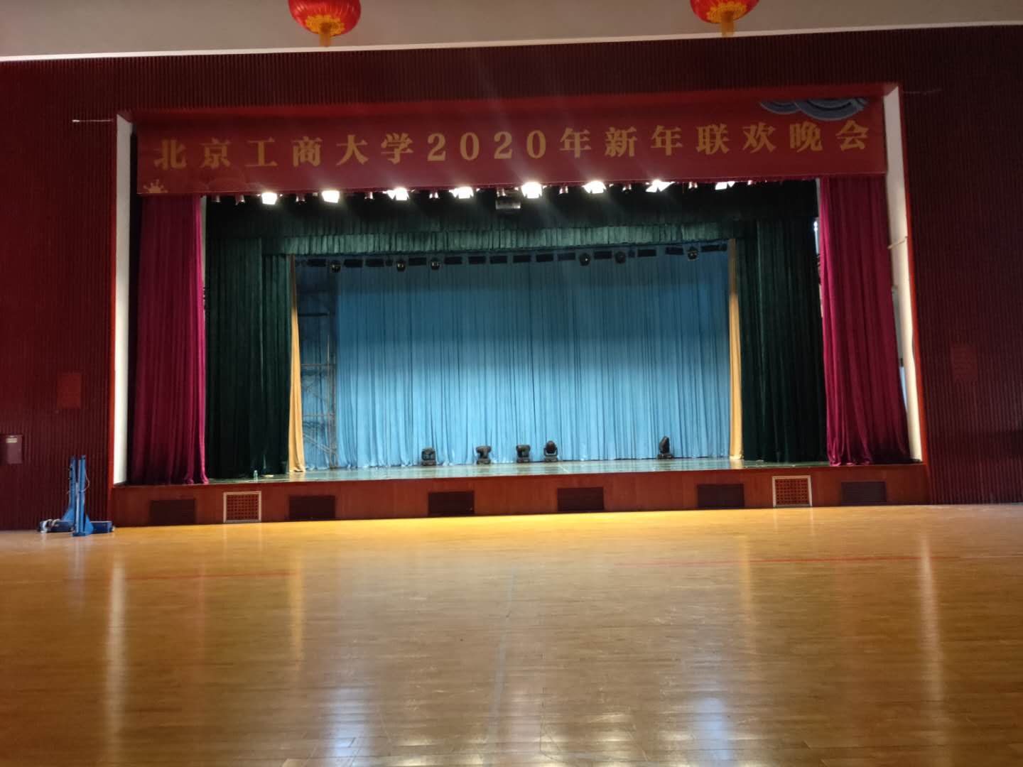 体育馆电动舞台幕布生产厂家可定制