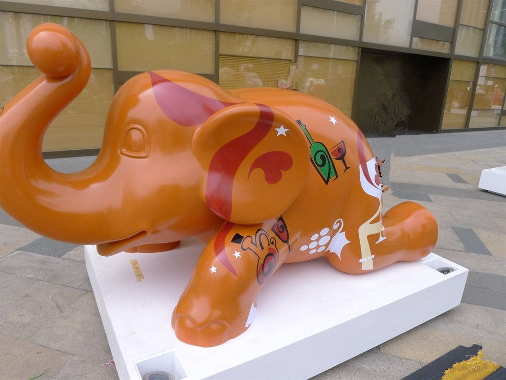 上海雕塑工厂制作玻璃钢彩绘小象雕塑动漫主题摆件定制
