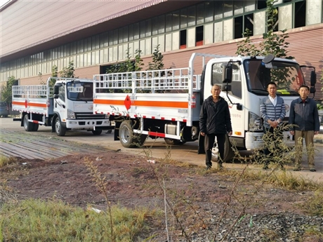重庆液化气瓶运输车,解放7.9吨5米15栏板气瓶车价格
